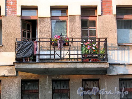 Верейская ул., д. 26. Балкон. Фото август 2010 г.