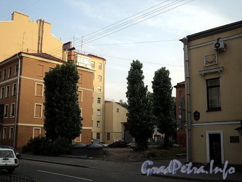 Лакуна между домами 39 и 45 по Верейской улице. Фото август 2010 г.