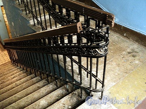 Верейская ул., д. 40. Решетка перил лестницы. Фото май 2010 г.