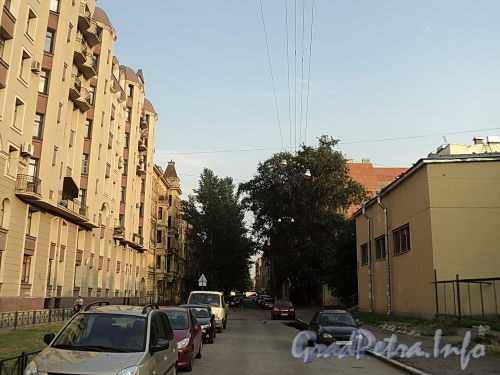 Перспектива Можайской улицы от Клинского проспекта в сторону набережной Обводного канала. Фото август 2010 г.