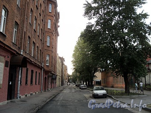 Перспектива Можайской улицы от набережной Обводного канала в сторону Малодетскосельского проспекта. Фото август 2010 г.