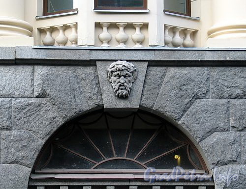 Можайская ул., д. 18. Маскарон. Фото август 2010 г.