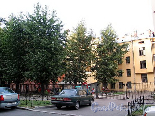 Сквер с детской площадкой перед домом 34 по Можайской улице. Фото август 2010 г.