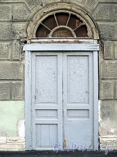 Рузовская ул., д. 1. Дверь подъезда. Фото август 2010 г.
