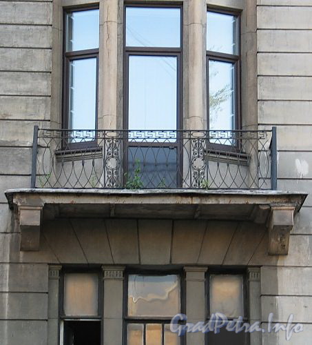 Рузовская ул., д. 9. Доходный дом Л.С. Перла. Балкон. Фото август 2010 г.