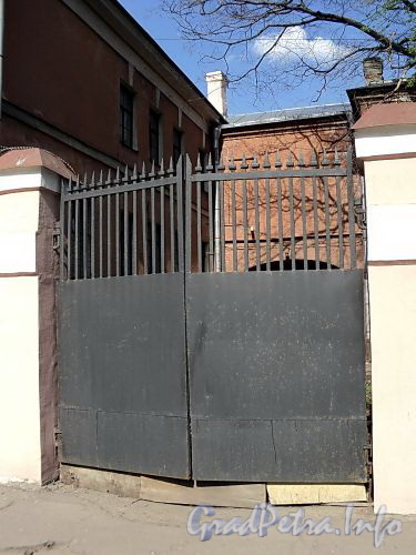Ворота между корпусами домов 10 и 12 по Рузовской улице. Фото май 2010 г.