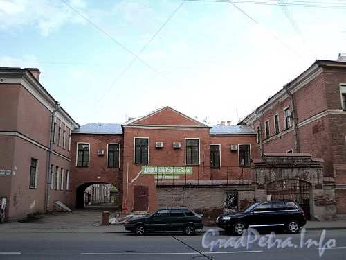 Крытый переход и фрагмент ограды между корпусами домов 12 и 16 по Рузовской улице. Фото май 2010 г.