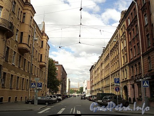 Перспектива Барочной улицы от Большой Зелениной улицы в сторону Левашовского проспекта. Фото сентябрь 2010 г.