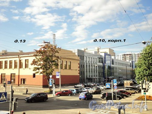 Дом 10, корп.1 по Барочной улице и дом 13 (правый корпус) по Левашовскому проспекту. Фото сентябрь 2010 г.