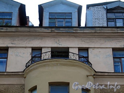 Петрозаводская ул., д. 10. Мансарды и балкон над эркером. Фото сентябрь 2010 г.