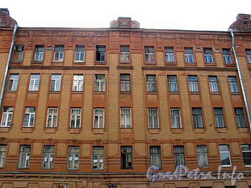Петрозаводская ул., д. 20. Фрагмент фасада. Фото сентябрь 2010 г.
