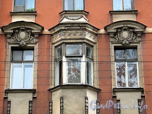 Петропавловская ул., д. 2. Элементы декора фасада здания. Фото октябрь 2010 г.