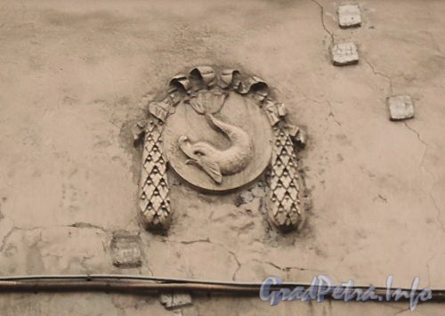 Петропавловская ул., д. 4 (правая часть). Элемент декора в окружении маячков. Фото октябрь 2010 г.