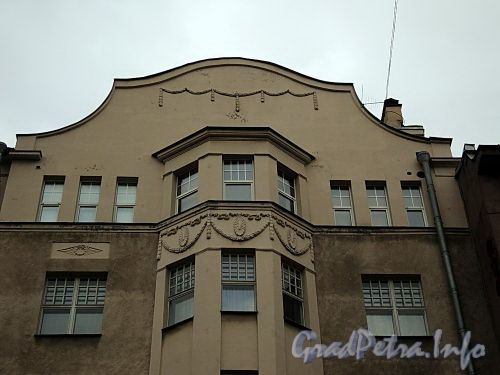 Петропавловская ул., д. 4 (правая часть). Элементы декора фасада здания. Фото октябрь 2010 г.