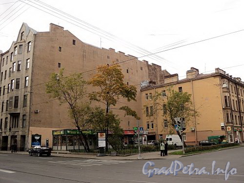 Лакуна на углу Мичуринской улицы и улицы Куйбышева. Фото октябрь 2010 г.
