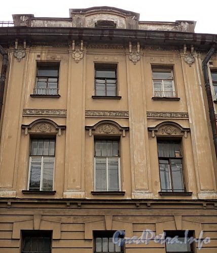 Мичуринская ул., д. 12 (левая часть). Фрагмент фасада. Фото октябрь 2010 г.
