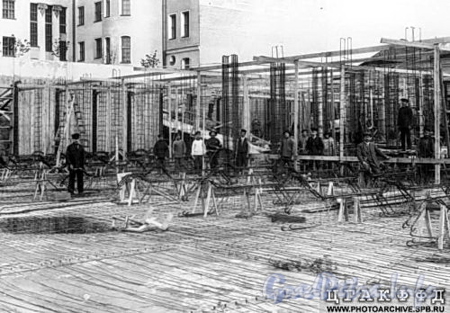 Пеньковая ул., д. 8. Строительство комплекса зданий Фильтроозонной станции. Фото 1910 г. (из архива ЦГАКФФД)