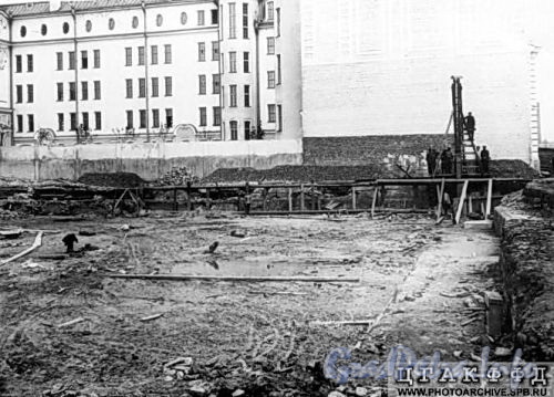 Пеньковая ул., д. 8. Строительство комплекса зданий Фильтроозонной станции. Фото 1912 г. (из архива ЦГАКФФД)