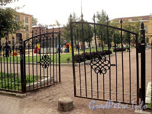 Ворота сквера с детской площадкой на месте бывшего Пустого рынка на углу Гагаринской и Гангутской улиц. Фото сентябрь 2010 г.