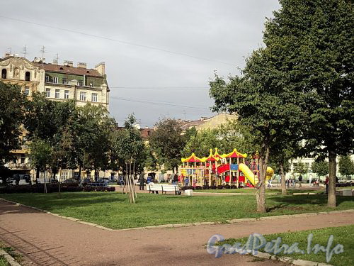 Сквер с детской площадкой на месте бывшего Пустого рынка на углу Гагаринской и Гангутской улиц. Фото сентябрь 2010 г.