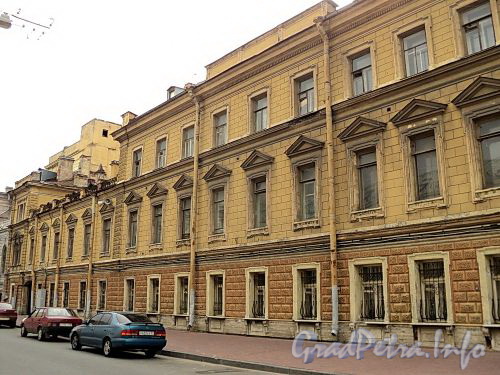 Гагаринская ул., д. 1 (средняя и левая части). Общий вид. Фото сентябрь 2010 г.