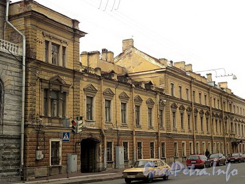 Гагаринская ул., д. 1 (левая и средняя части). Общий вид. Фото сентябрь 2010 г.