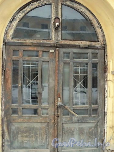 Тифлисская ул., д. 1. Старый Гостиный двор. Входная дверь. Фото январь 2011 г.