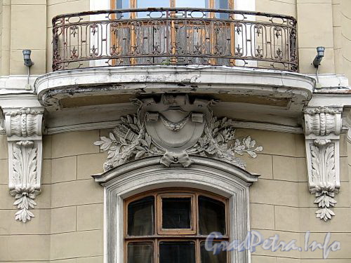 Гагаринская ул., д. 2. Фрагмент фасада с балконом. Фото сентябрь 2010 г.