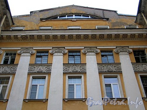 Гагаринская ул., д. 3. Дворовый корпус. Фрагмент фасада. Фото сентябрь 2010 г.