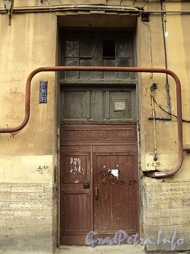 Гагаринская ул., д. 7 / ул. Чайковского, д. 2 (угловой корпус). Дверь парадной. Вид со двора. Фото сентябрь 2010 г.