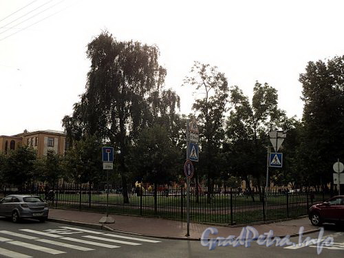 Сквер на месте бывшего Пустого рынка на углу Гагаринской и Гангутской улиц. Фото сентябрь 2010 г.
