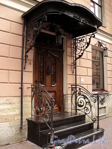 Гагаринская ул., д. 12 (левый корпус). Оформление входа в салон. Фото сентябрь 2010 г.