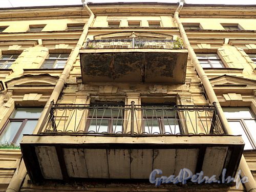 Гагаринская ул., д. 14. Фрагмент фасада. Фото сентябрь 2010 г.