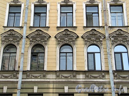 Гагаринская ул., д. 25. Богато декорированные оконные проемы третьего этажа. Фото сентябрь 2010 г.
