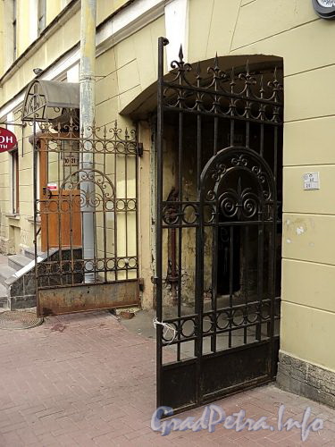 Гагаринская ул., д. 34. Решетка ворот. Фото сентябрь 2010 г.