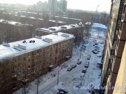 Улица Матросажелезняка, дома 43 (на переднем плане) и 45 (на заднем плане). Фото январь 2011 года.