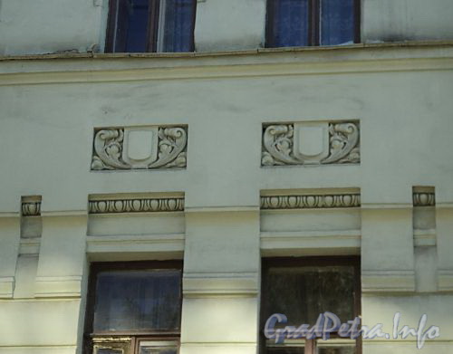 Смоленская ул., д. 3-5. Элементы декора фасада здания. Фото июль 2010 г.
