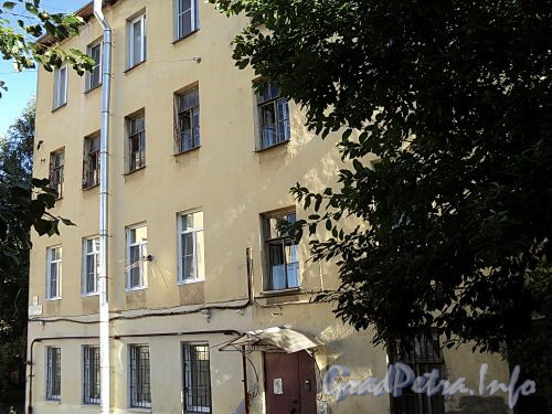 Смоленская ул., д. 29. Фрагмент фасада. Фото июль 2010 г.