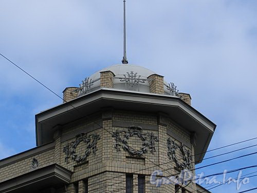 Бывший особняк М. Ф. Кшесинской. Граненая башня с куполом. Вид с Кронверкского проспекта. Фото октябрь 2010 г.