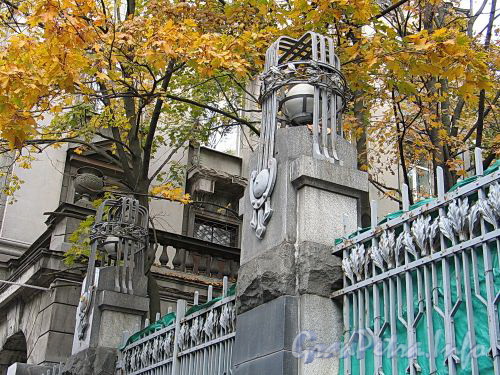 Бывший особняк М. Ф. Кшесинской. Фонари ворот. Вид с Кронверкского проспекта. Фото октябрь 2010 г.