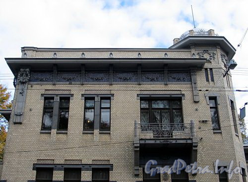 Бывший особняк М. Ф. Кшесинской. Фрагмент фасада двухэтажного корпуса. Вид с Кронверкского проспекта. Фото октябрь 2010 г.