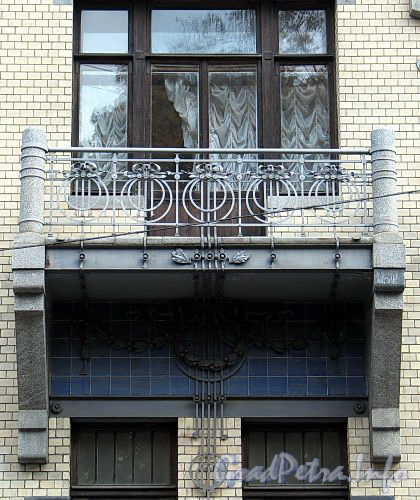 Бывший особняк М. Ф. Кшесинской. Балкон двухэтажного корпуса. Вид с Кронверкского проспекта. Фото октябрь 2010 г.