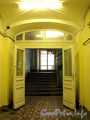 Ул. Ломоносова, д. 3 (левая часть). Выход на лестничную клетку из холла первого этажа. Фото январь 2011 г.