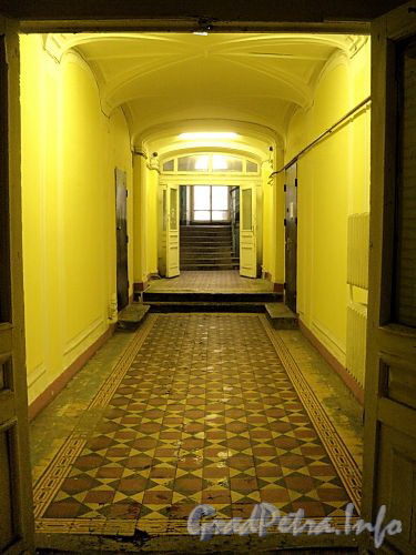 Ул. Ломоносова, д. 3 (левая часть). Холл первого этажа. Фото январь 2011 г.