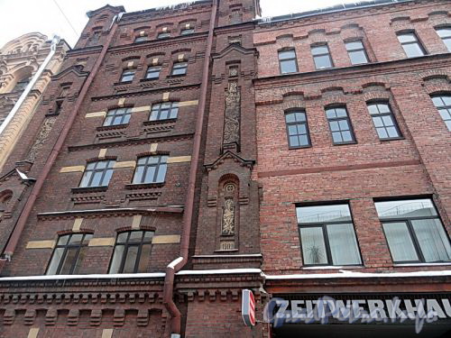 Ул. Достоевского, 40-44. (левая часть). Фрагмент фасада здания. Фото январь 2011 г.