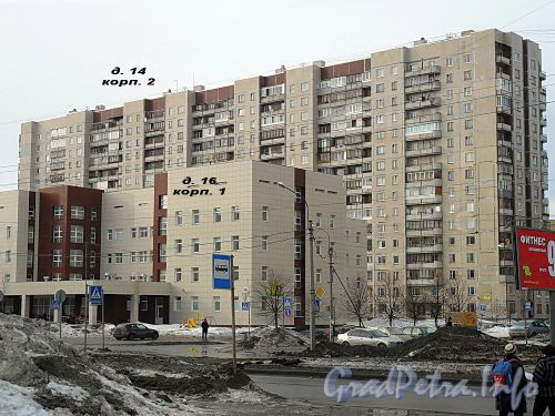 Дома 14 корп. 2 (жилой дом) и 16 корп. 1 (Детская поликлиника № 30) по Вербной улице. Фото март 2011 г.