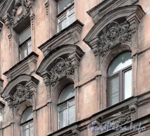 Мытнинская ул., д. 8. Фрагмент фасада здания. Фото март 2011 г.