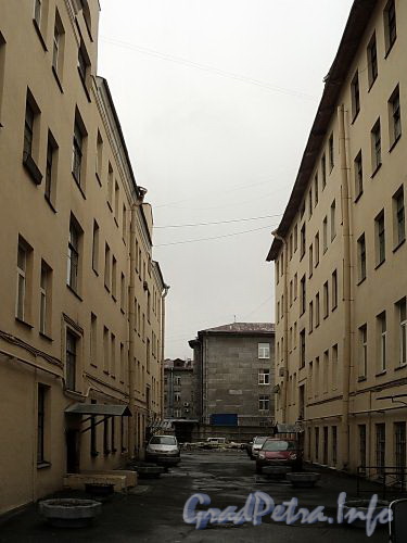 Двор между домами 7 (левый) и 7 лит. А (правый) по Мариинской улице. Фото апрель 2011 г.