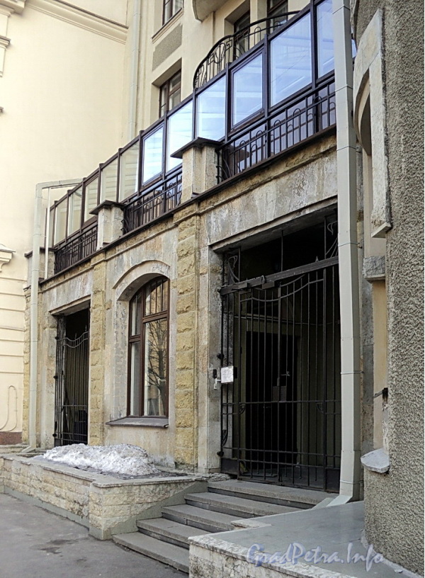 Очаковская ул. д. 5. Левый корпус. Фрагмент фасада. Фото апрель 2011 г.