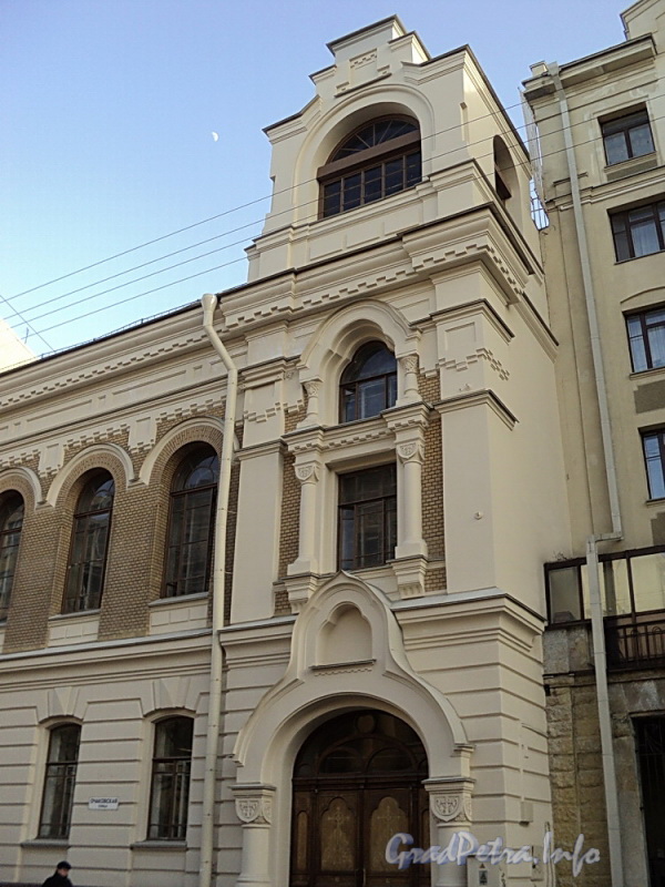 Очаковская ул. д. 9. Фрагмент фасада лицевого корпуса. Фото апрель 2011 г.